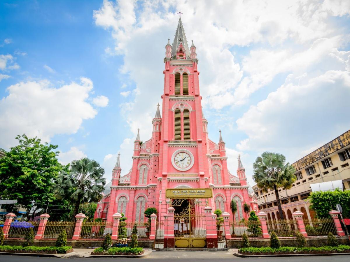 タンディン教会-「ピンクの教会」として知られる、鮮やかなピンク色の壁がフォトジェニック