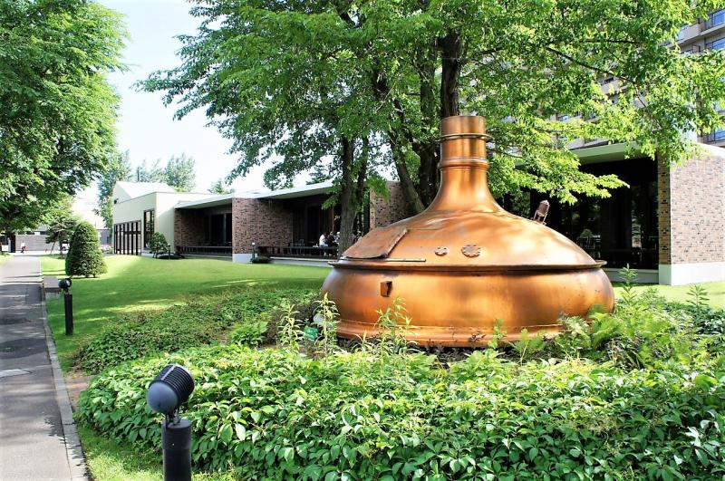 屋外に展示されている、ビールの仕込釜の一部