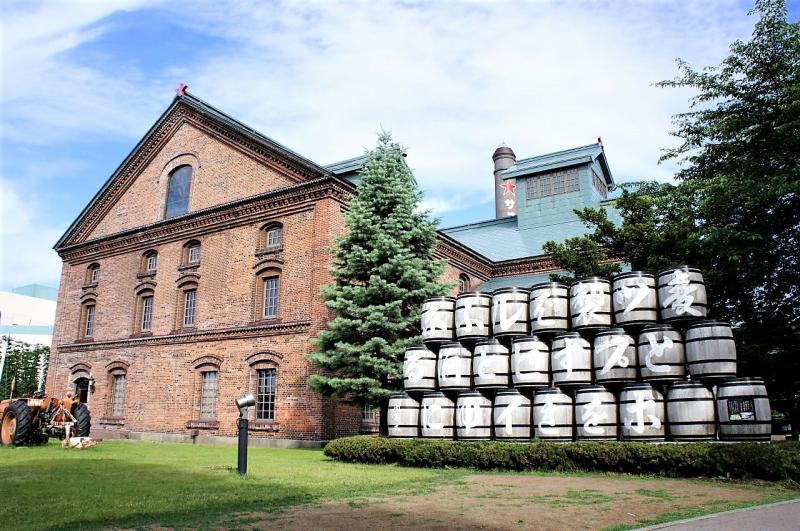 樽に書かれた文字を右上から下に読むと「麦とホップを製すればビイルという酒になる」