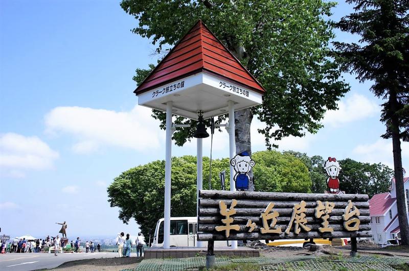 展望台入口にある「旅立ちの鐘」