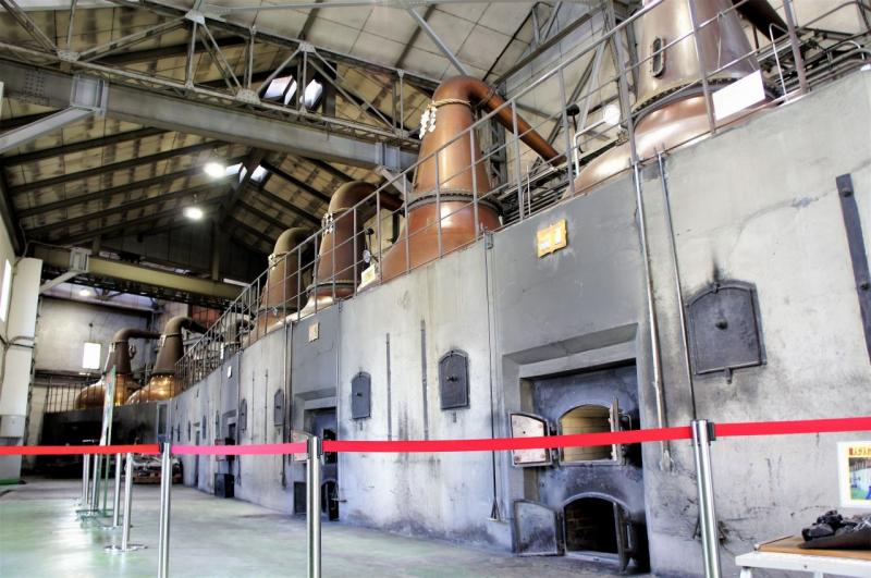 しめ縄が結ばれたポットスチルが並ぶ「蒸溜棟」