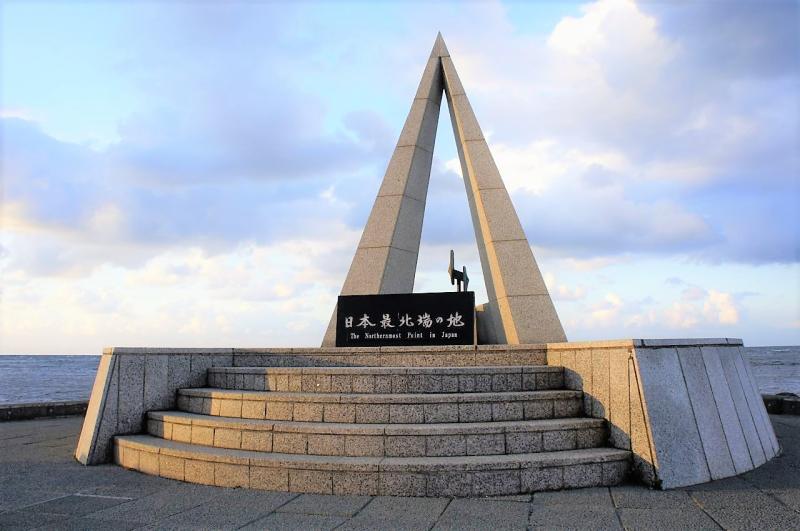 夕日に染まる日本最北端の地の碑
