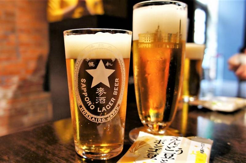 プレミアムツアーでは参加者限定の「復刻札幌製麦酒」と「サッポロ黒ラベル」の試飲が可能