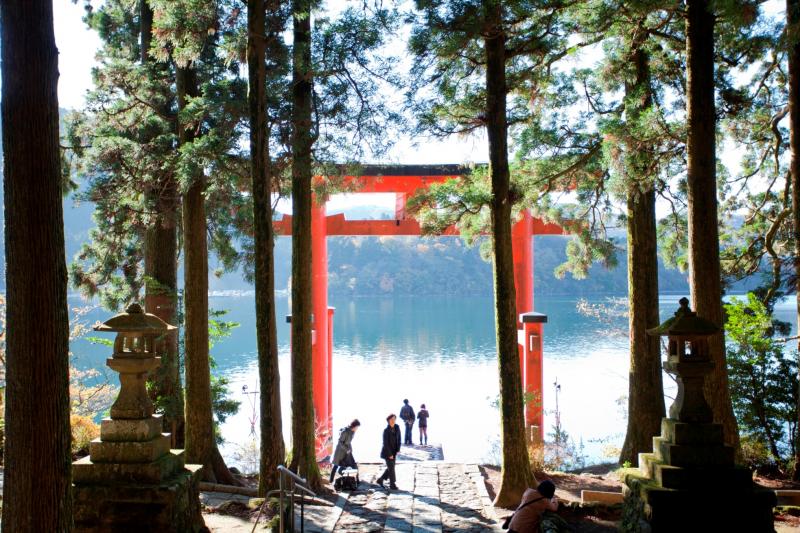 吉田茂元首相の筆による「平和」の額が掲げられた平和の鳥居