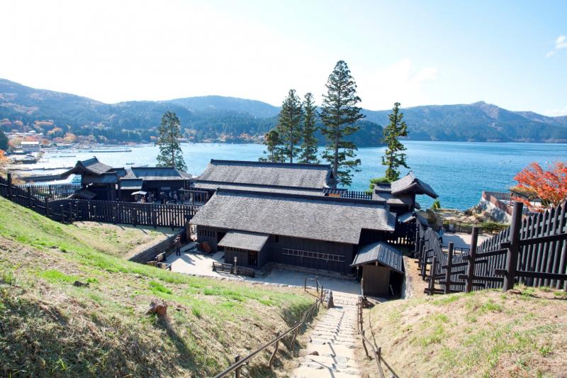 遠見番所から見た箱根関所の全景