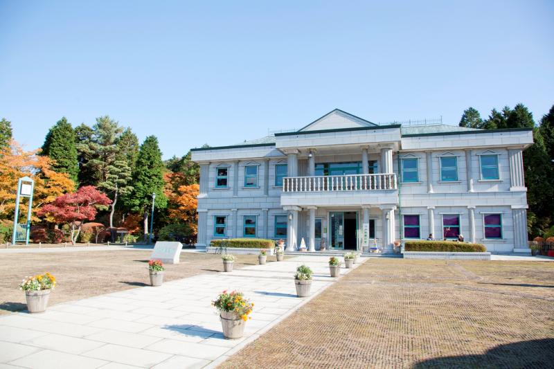 離宮時代の姿を思わせる湖畔展望館