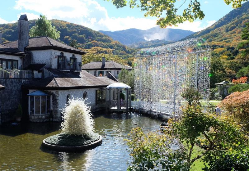 ゲートをくぐってすぐに目に飛び込んでくる光の回廊