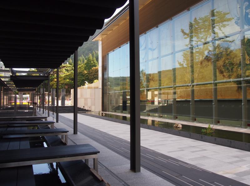 大壁画を前に続く足湯カフェ。ドリンクなどでひと休みを