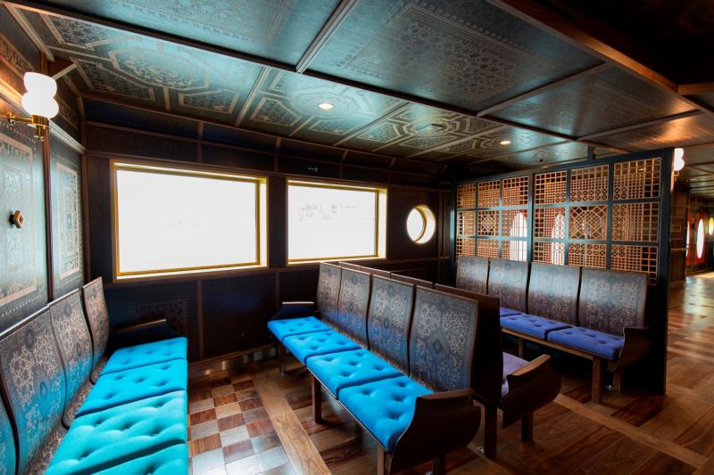 高級感あるクイーン芦ノ湖の船内