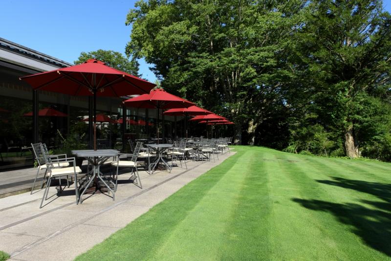 レストランのテラス席前に広がる緑豊かな庭園