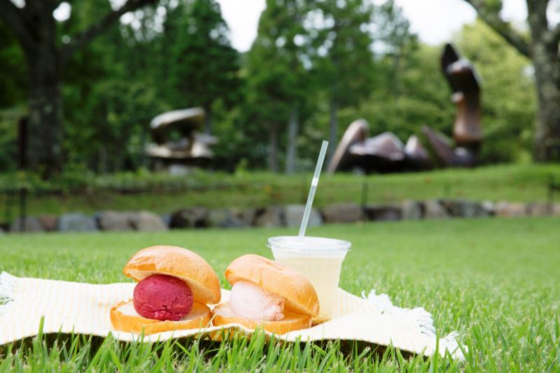 多彩なスイーツがそろうカフェ