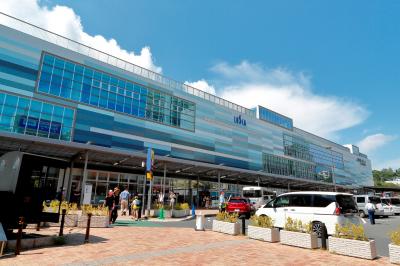 青空に溶け込んだような建物