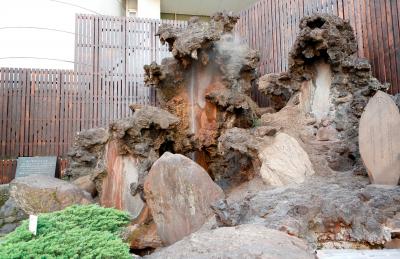 噴出口の周辺に温泉成分が積み重なった大湯間けつ泉