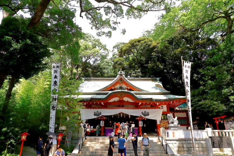 木々に覆われて重厚な造りの本殿