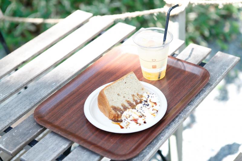 「茶寮 報鼓」で楽しめる麦こがしシフォンと橙サイダー