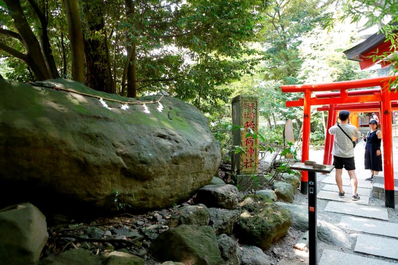 スマートフォンスタンドが置かれた「稲荷神社」