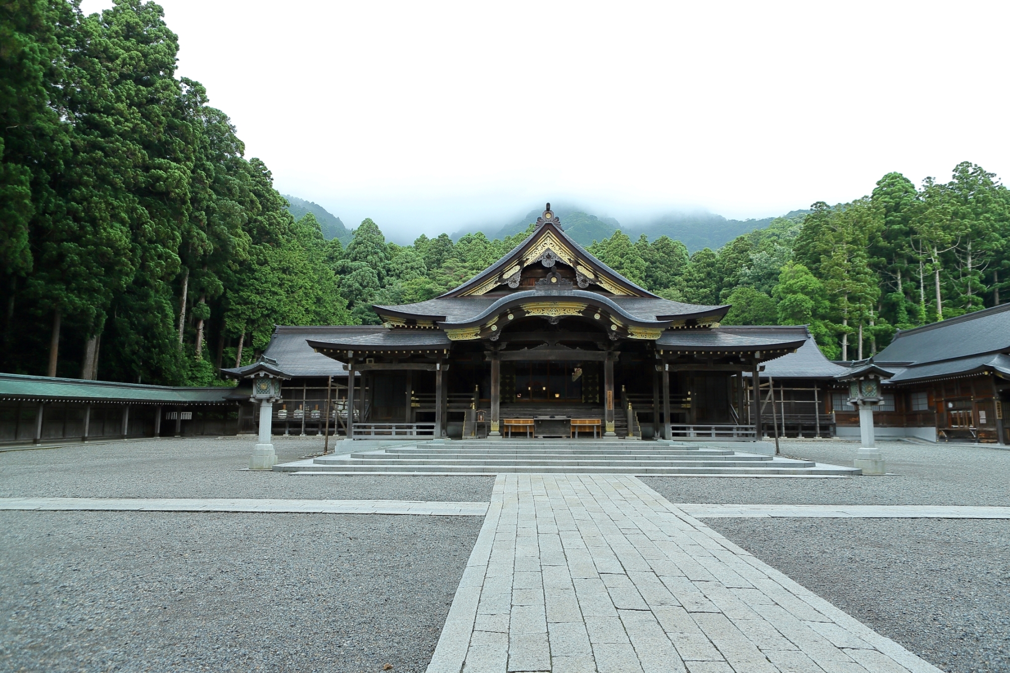 弥彦山山麓の豊かな森に囲まれた御本殿・拝殿