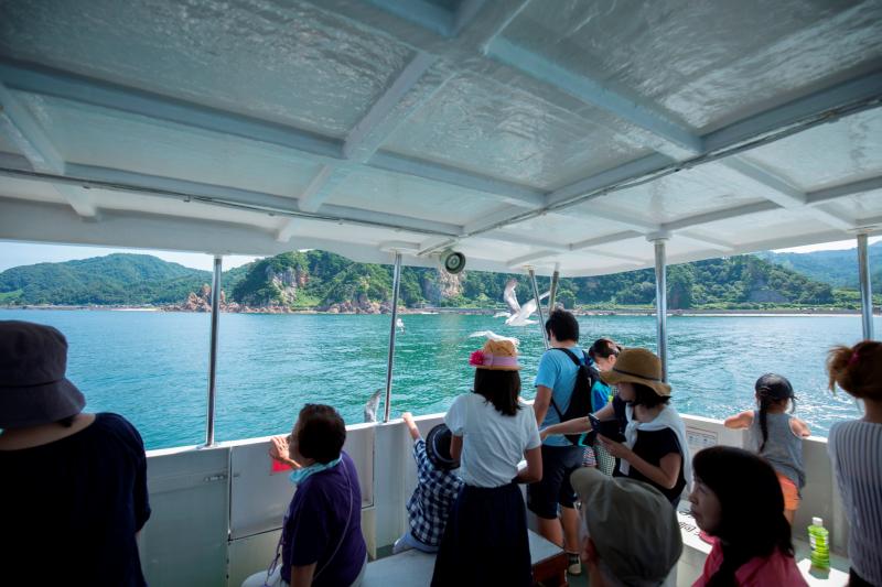 遊覧船は定員100名ほどの2隻が交互に運航