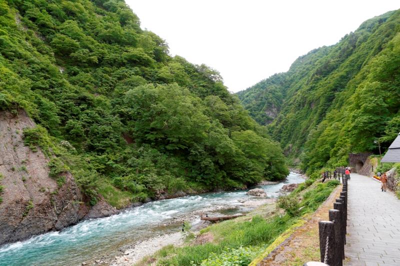 切り立った断崖が続くトンネル入口付近