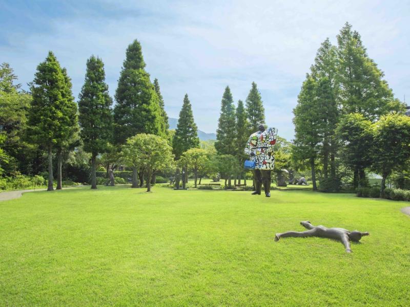 美しいグリーンの芝生に彫刻が並ぶ園内