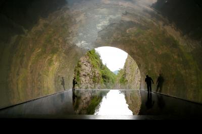 峡谷風景がトンネル内部に移り込んだパノラマステーション