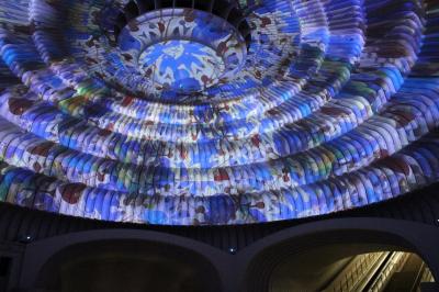 円形ホールの天井で繰り広げられる万華鏡の世界