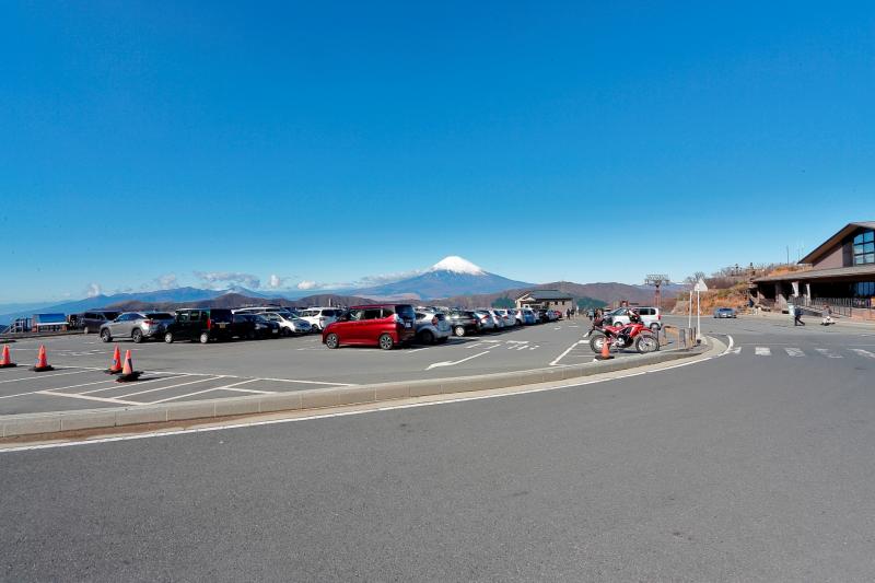 駐車場の背後に大きく見える富士山