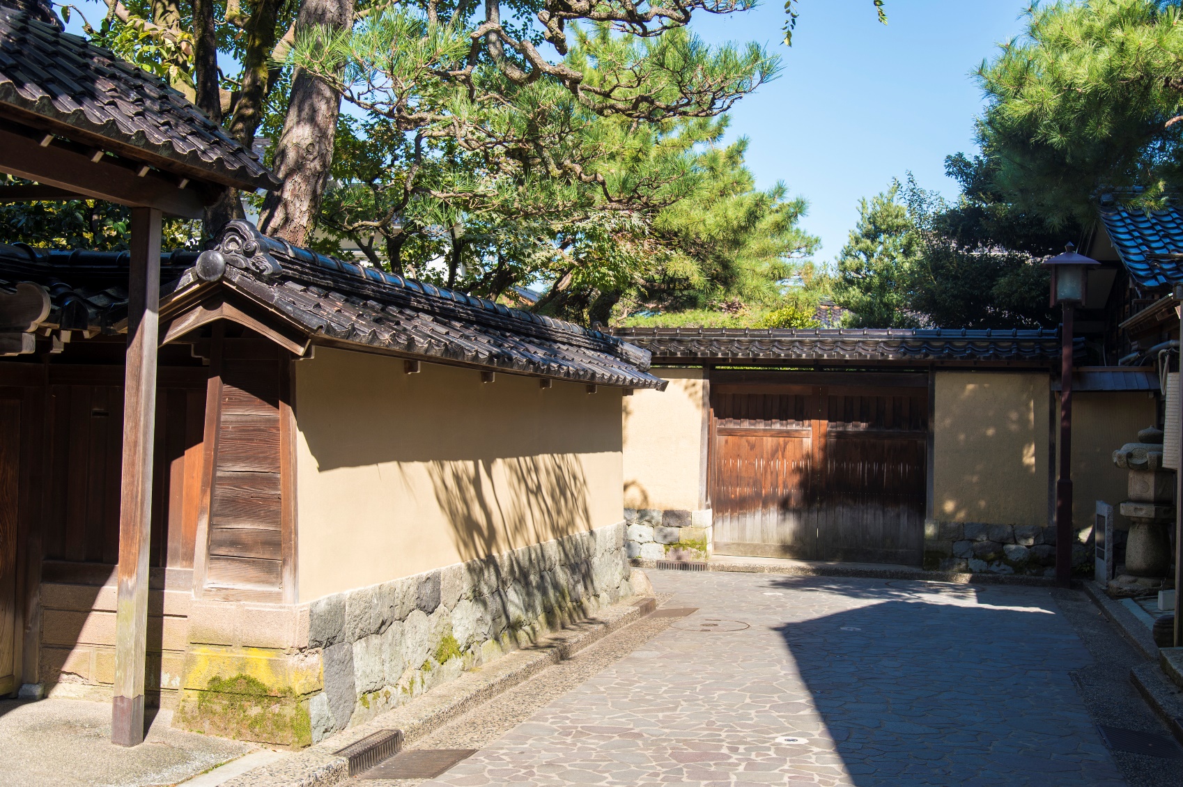 江戸時代の武家屋敷そのままに、黄土色の土塀が続く