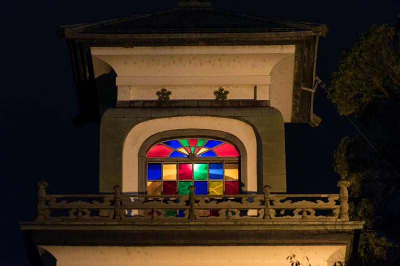 ギヤマンが妖艶な光を放つ夜の神門