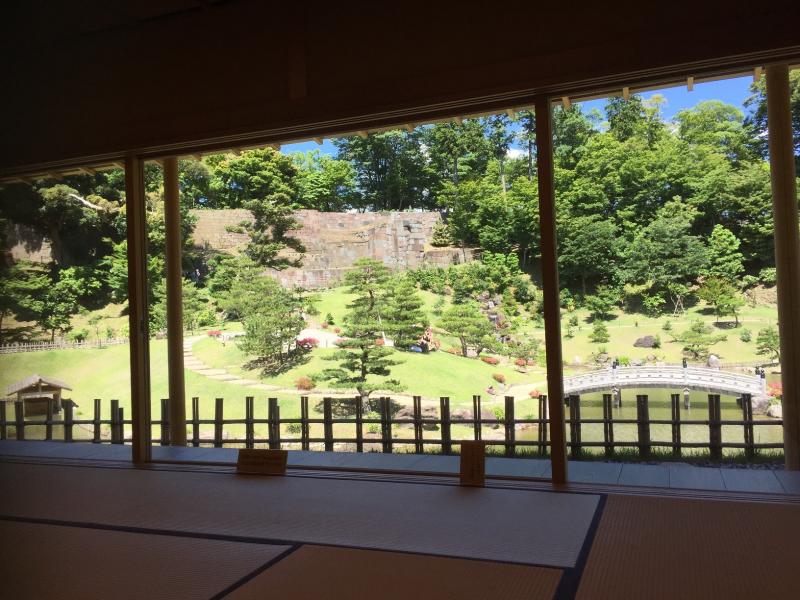 休憩所「玉泉庵」からは大名気分で庭園を鑑賞できる