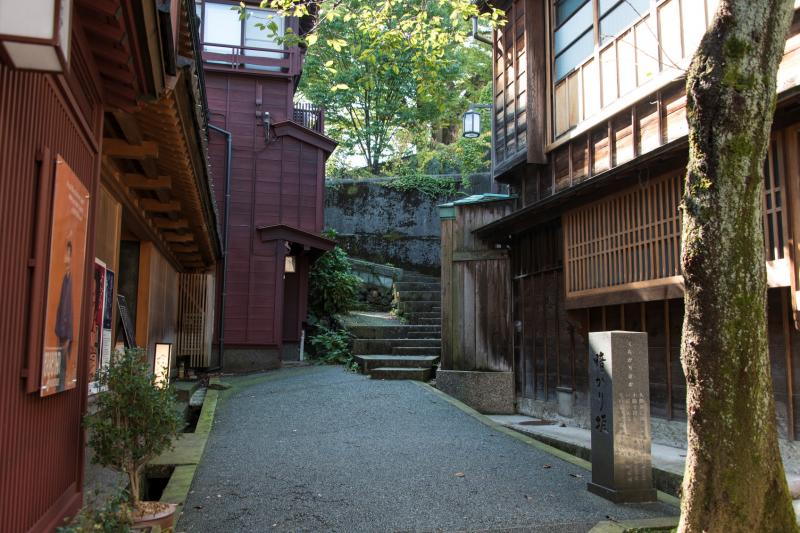 検番とその奥の「暗がり坂」