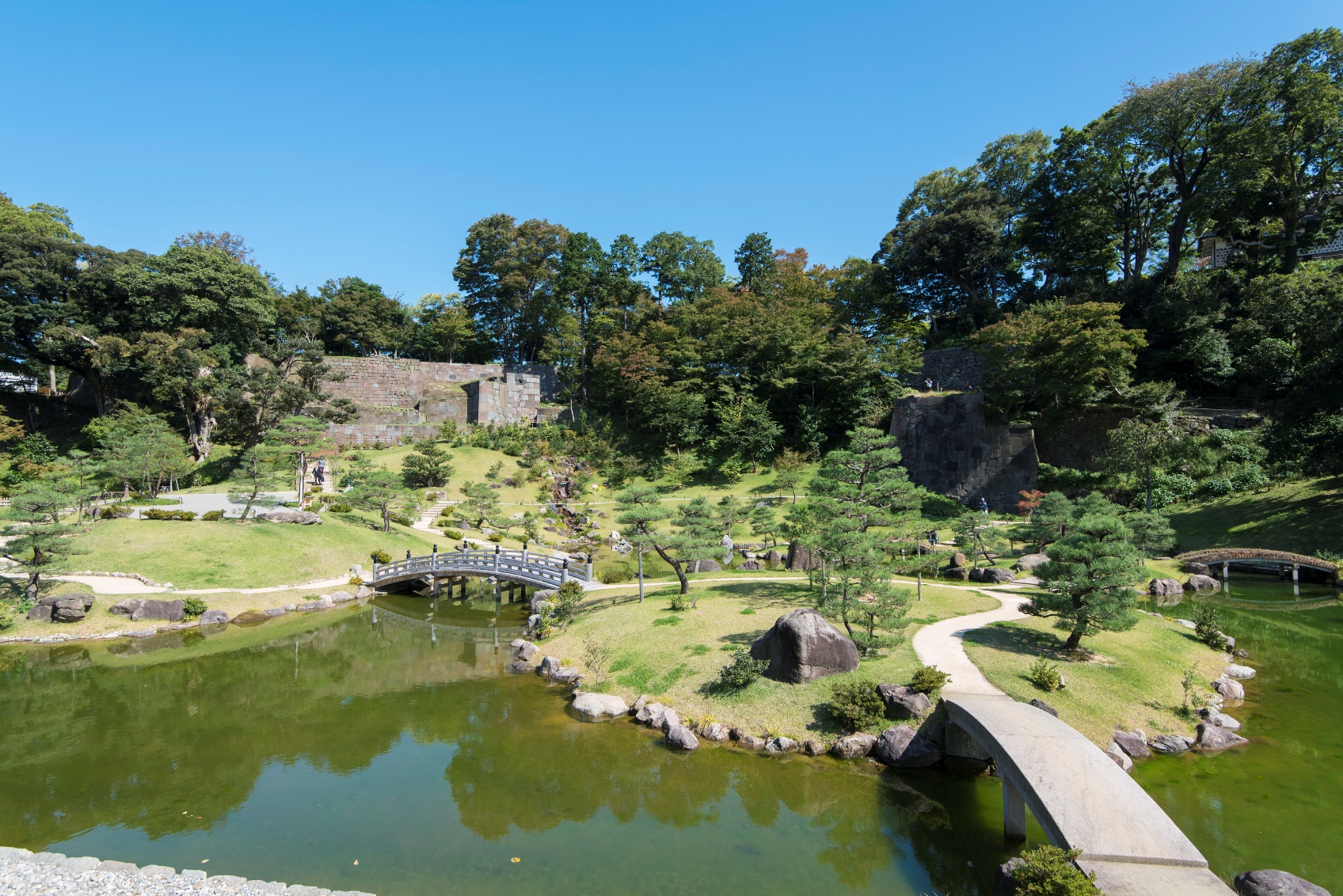 石垣を装飾として利用した独創的な庭園