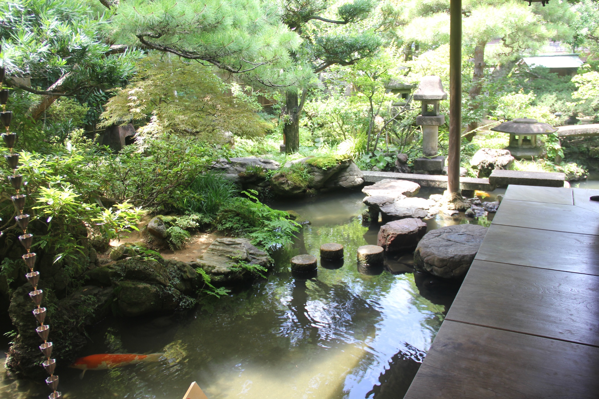 樹齢400年以上の古木や名石を配した庭園。縁側のすぐ側を水が流れる