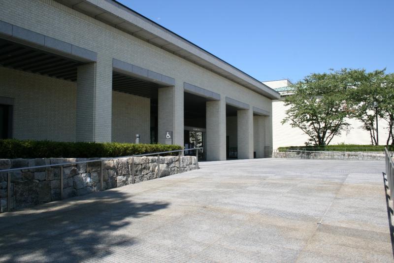 県を代表する美術館にふさわしい堂々とした佇まい