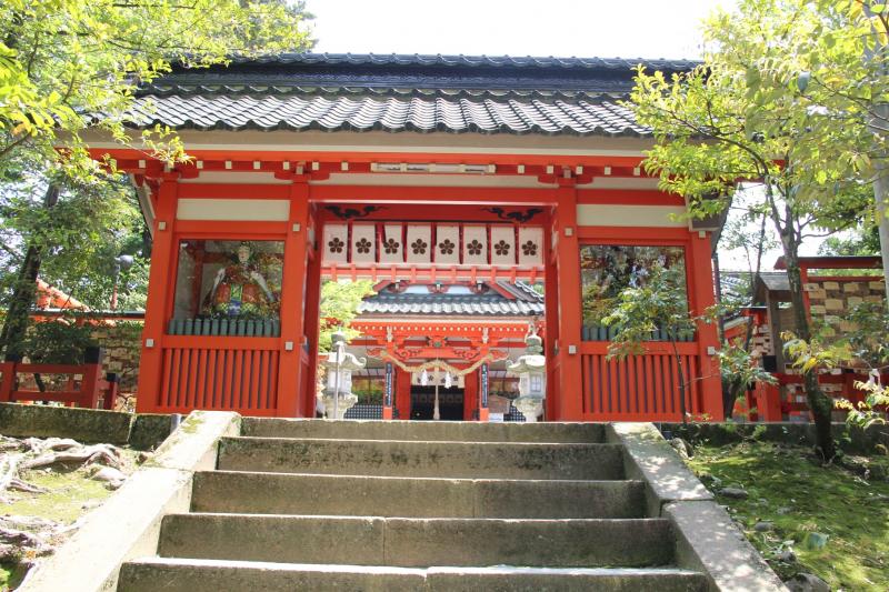 あでやかな神門。隋身（ずいじん）様と呼ばれる神像が祀られていることから隋身門とも呼ばれる