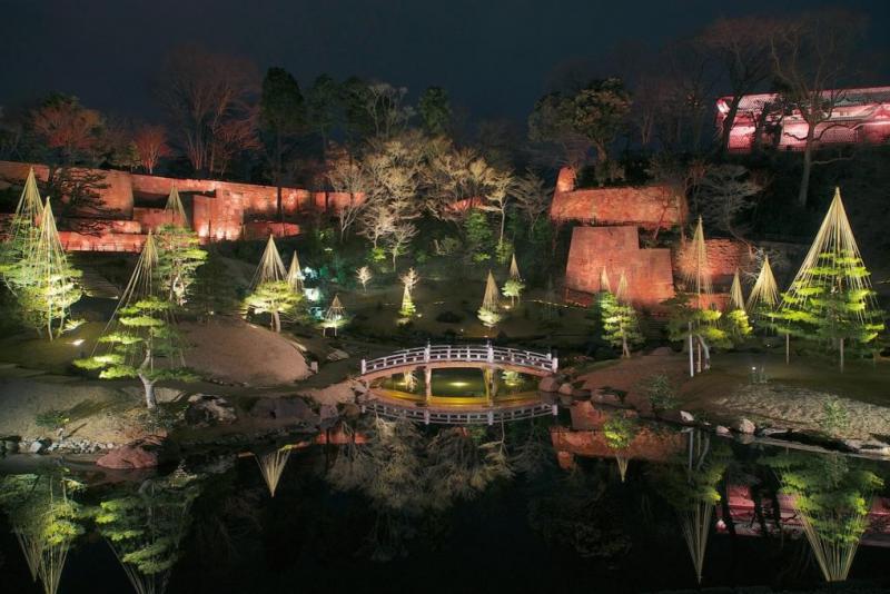 ライトアップ。時間によって色が変わる演出もある