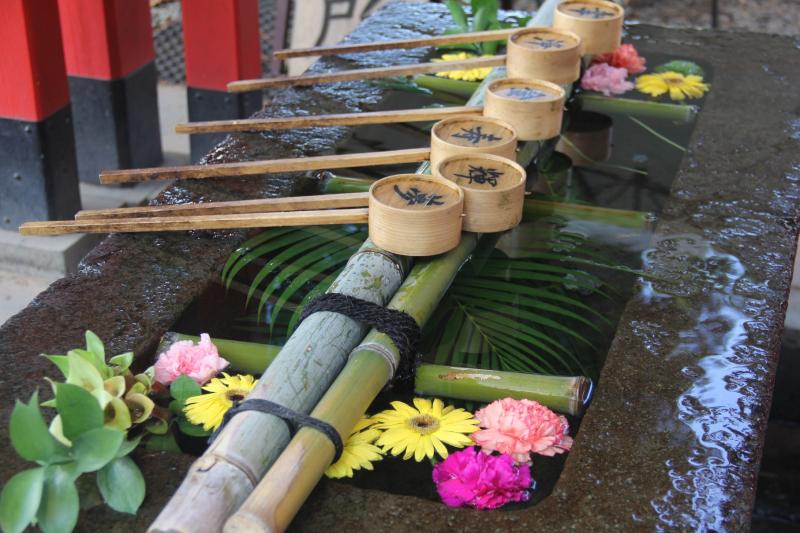 参拝前に手を清める手水も女子仕様