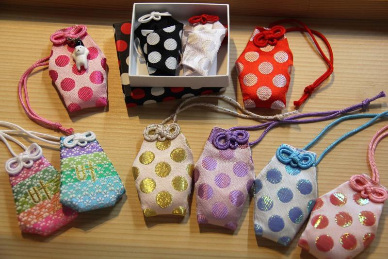 可愛いお守り。神社公認のキャラクター「きまちゃん」のついたものもある