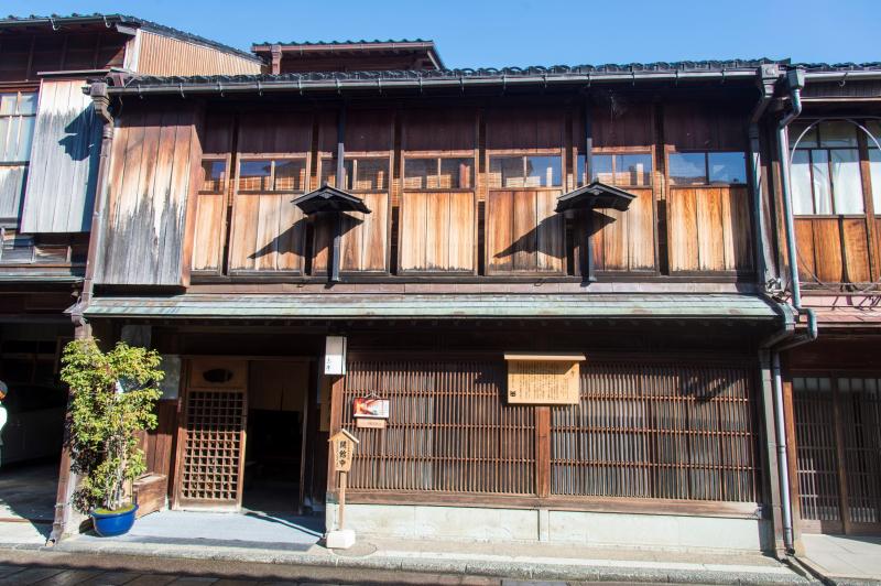 茶屋街誕生と同時期の1820年に建てられたお茶屋「国指定重要文化財　志摩」