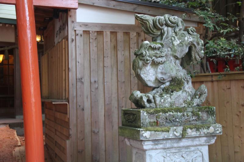 全国的にも珍しい逆さ狛犬