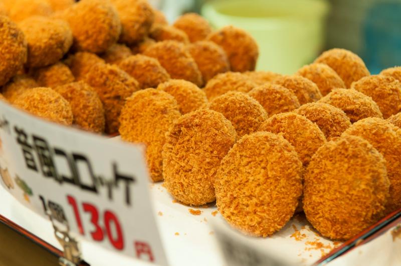 揚げたてホクホクのコロッケはテイクアウトの代表