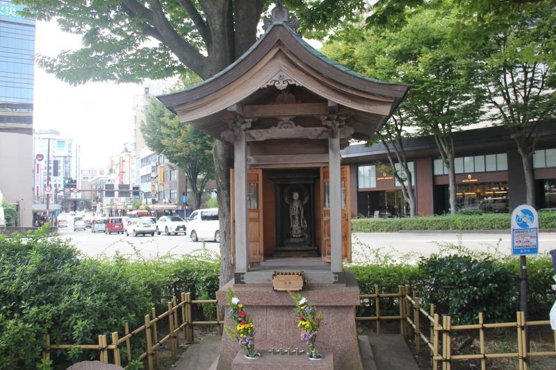 香林坊交差点にある香林坊地蔵尊の祠