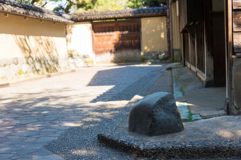 下駄を打ち付けて歯に詰まった雪を落とすための「ごっぽ石」