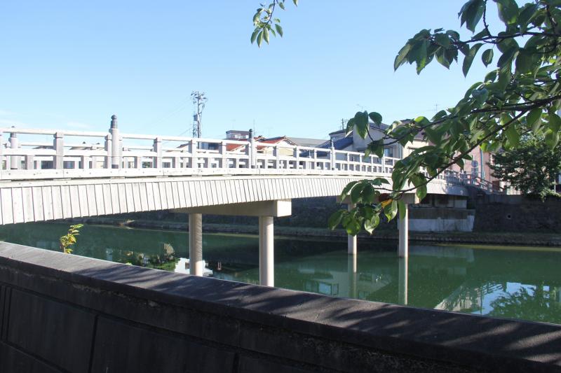 風情たっぷりの中の橋は歩行者専用