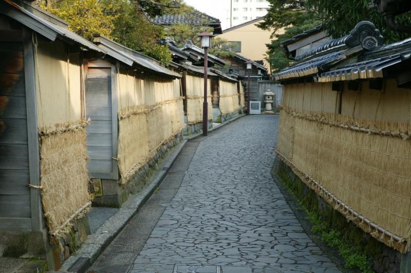 冬には土塀に藁（わら）でできた「こも」が土塀に掛けられる