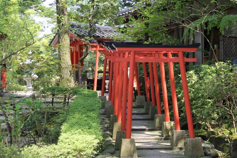前田家の鎌倉別荘から移された鳥居。前田家に慶事があるたびに１基ずつ奉納されたことから慶賀の鳥居と呼ばれている
