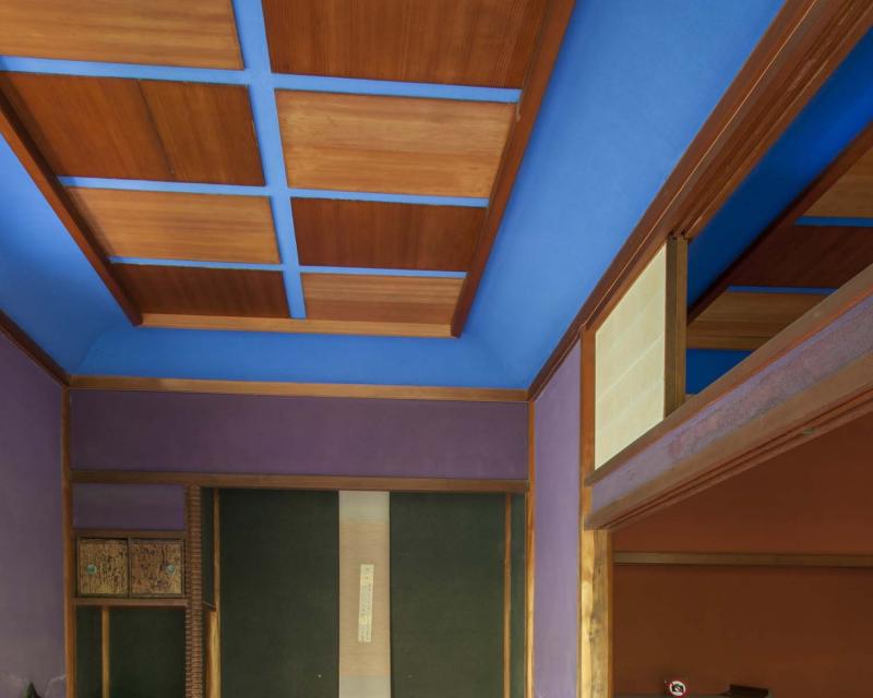 紫色の壁と群青色の天井が目を引く書見の間