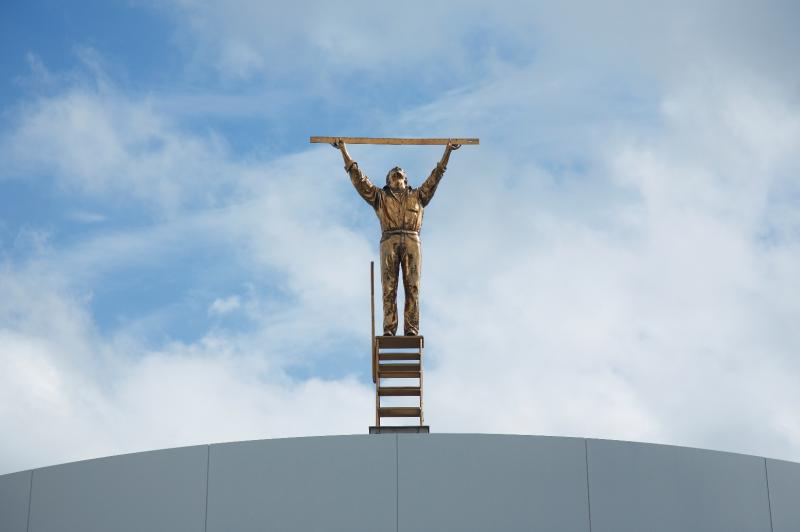 屋上にある「雲を測る男」　ヤン・ファーブル作