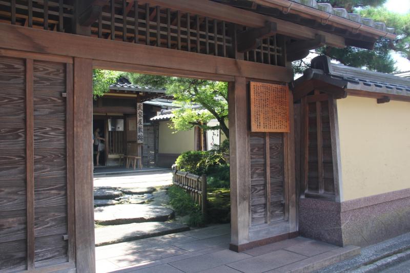 11代にわたって加賀藩に仕えた由緒ある家柄にふさわしい門構え