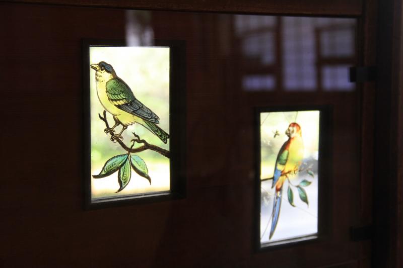 障子の腰板にはオランダ渡りのガラスにヨーロッパの鳥や花が描かれている